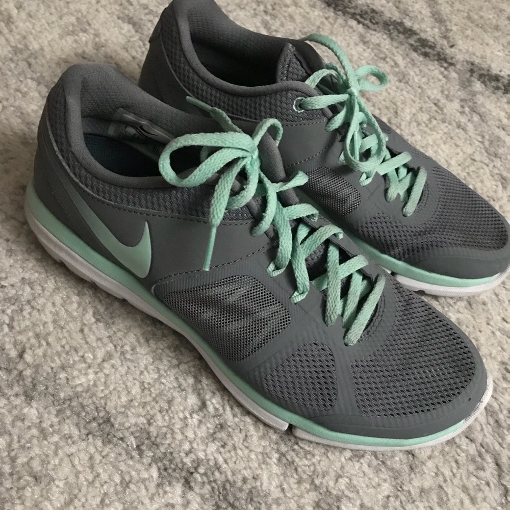 Nike tennis shoe